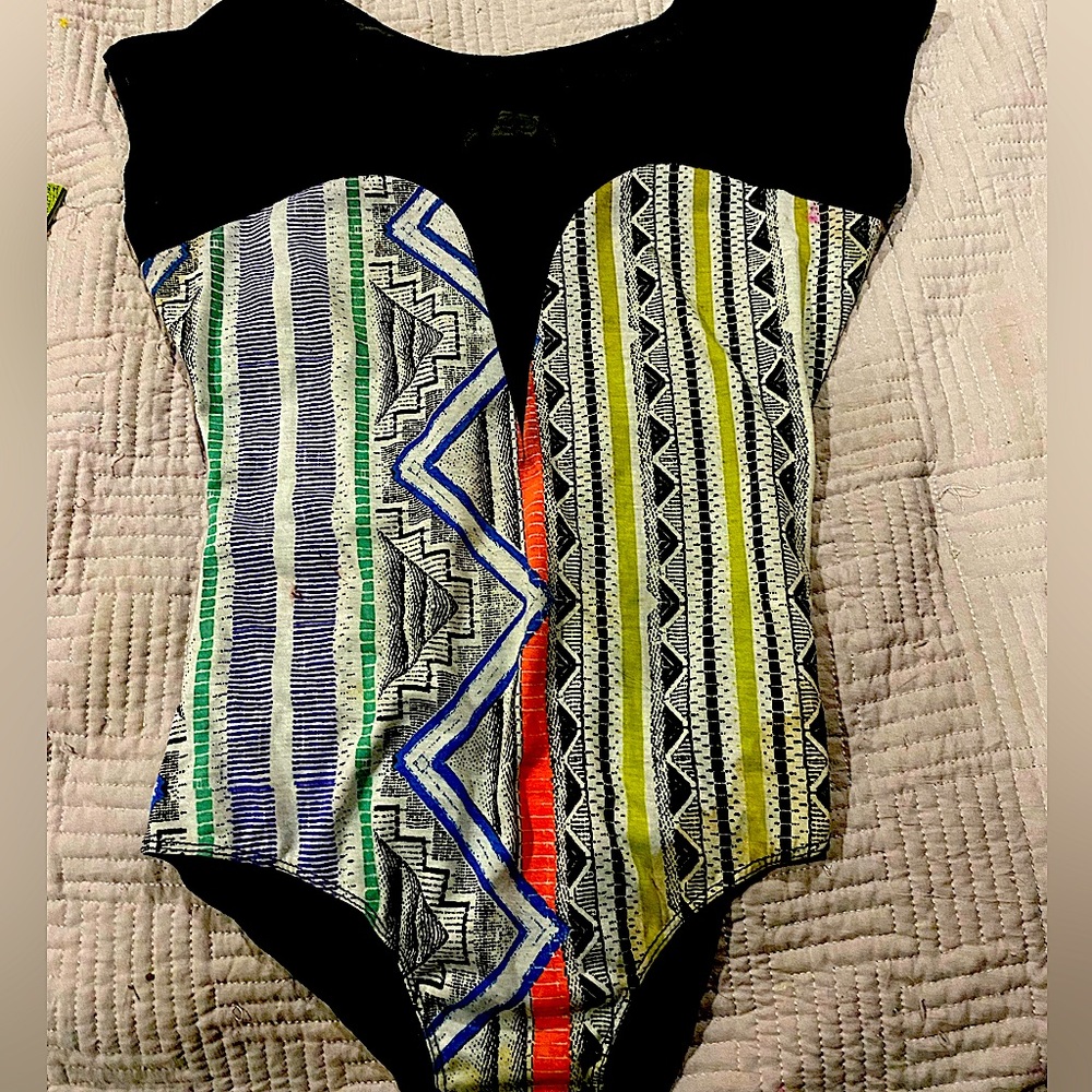 Worn 1x Fab Bustier look type bodysuit with sheer short sleeve arms and neck. M